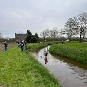 Leerlingen brugklas doen slootwateronderzoek in Fioweek