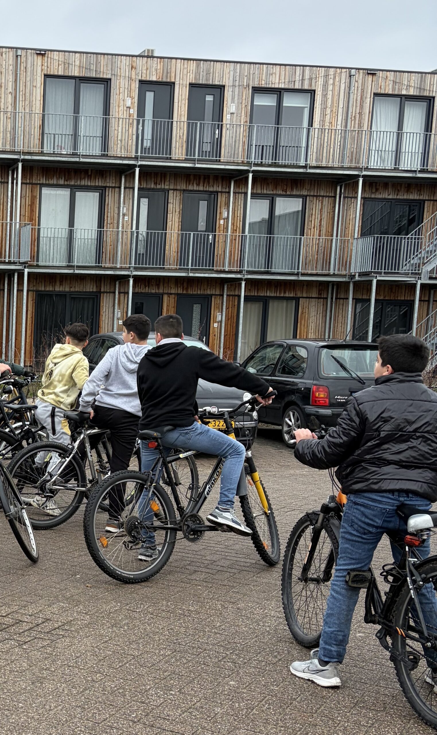 Fioretti College en Pompestichting slaan handen ineen: fietsen voor ISK-leerlingen