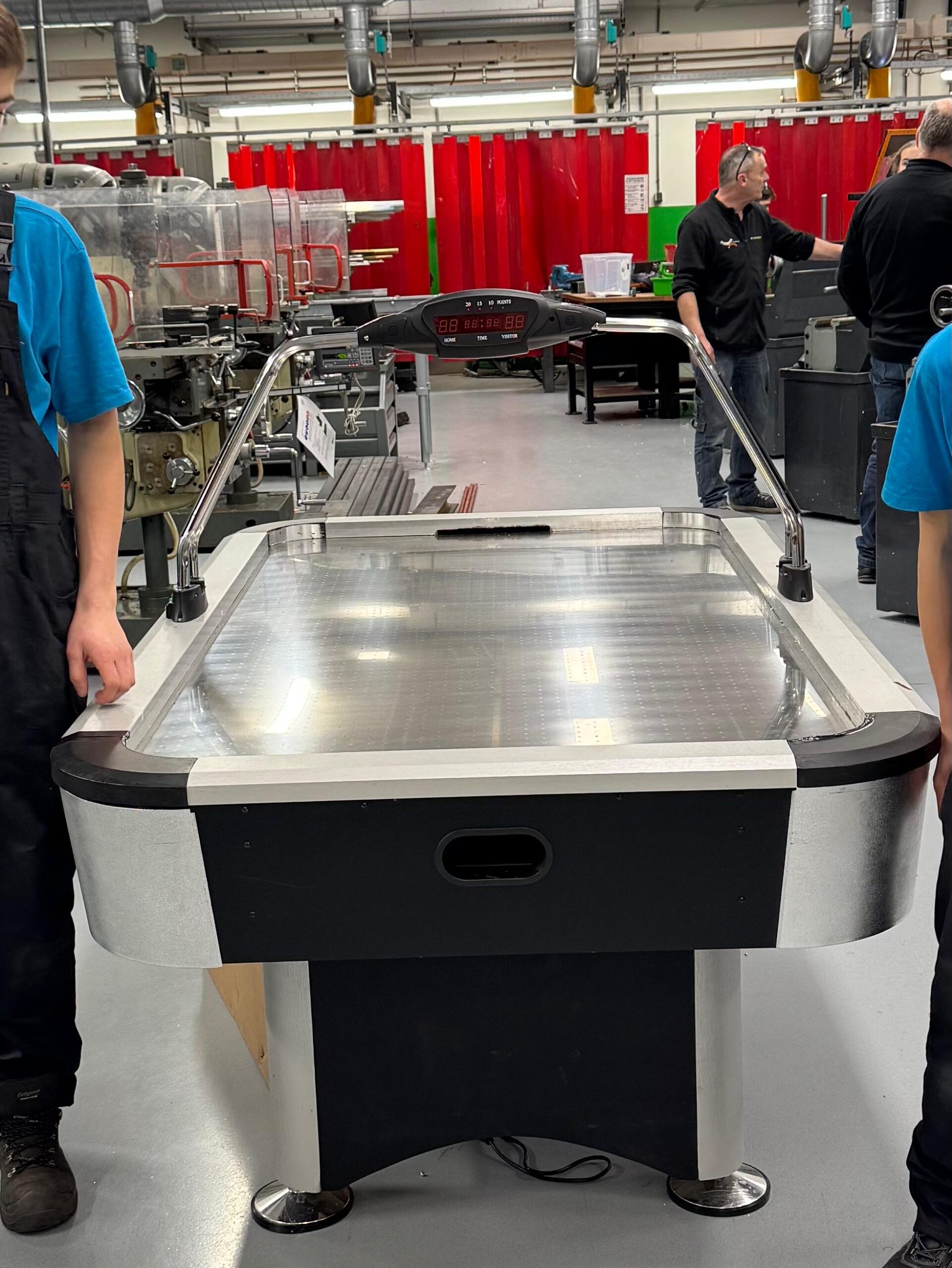 Airhockeytafel in de aula weer als nieuw dankzij PIE-leerlingen